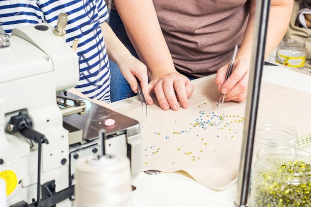 członkowie zespołu przy tamborku